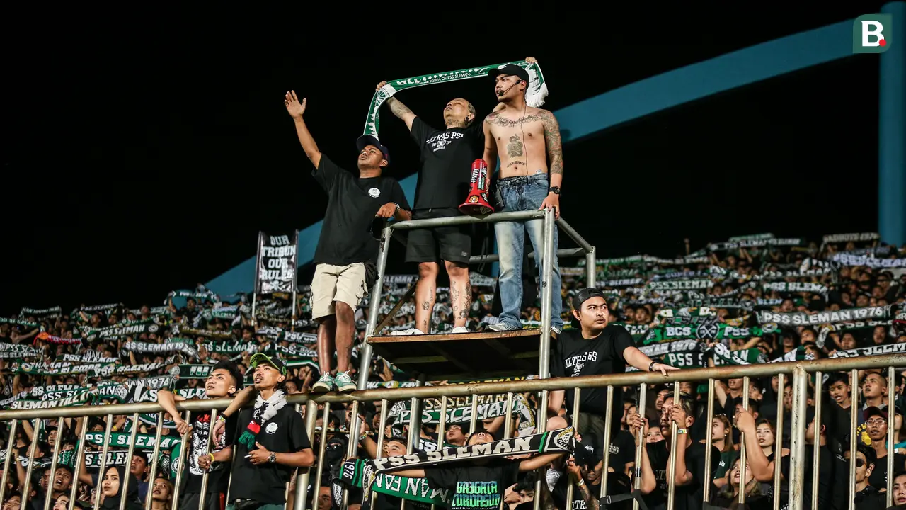 Foto: Saling Respek Antara Brigata Curva Sud dan Bobotoh di Laga Persib Bandung Vs PSS Sleman