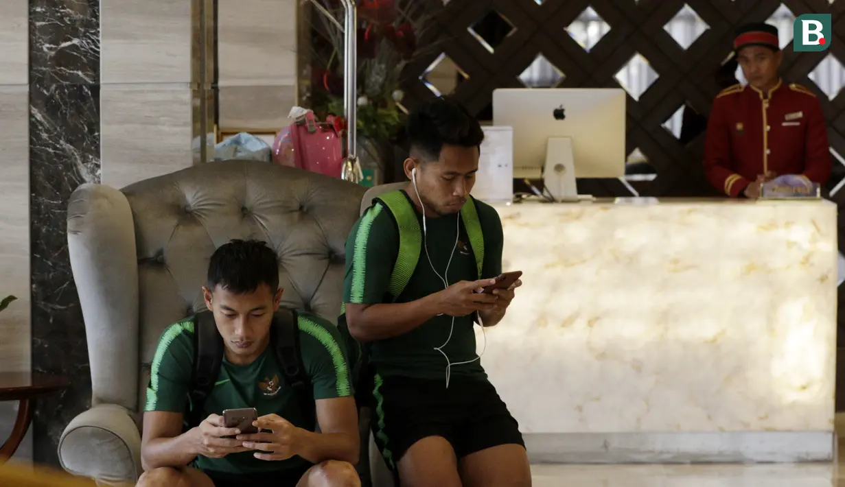 Pemain Timnas Indonesia, Hansamu Yama dan Andik Vermansah, saat berada di Hotel Al Meroz, Bangkok, Kamis, (15/11). Hotel bernuansa Islami itu menjadi tempat penginapan Indonesia jelang laga Piala AFF 2018 melawan Thailand. (Bola.com/M. Iqbal Ichsan)
