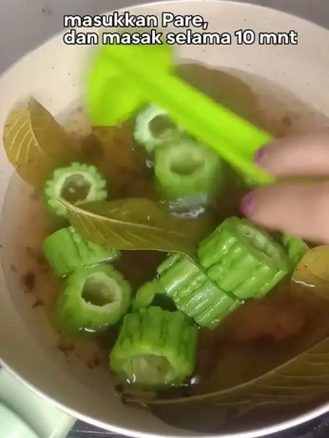 Rebusan asam jawa, daun jambu biji, dan pare (Sumber: TikTok/@trihartatiiii)