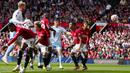 Pada menit ke-4 pemain Nottingham Forrest, Willy Boly (tiga kiri), berhasil mencetak gol ke gawang MU lewat tandukan kepala dalam pertandingan pekan ketiga Liga Inggris 2023/2024 yang berlangsung di Old Trafford, Manchester, Inggris, Sabtu (26/8/2023). (AP Photo/Jon Super)