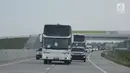 Bus yang digunakan Presiden Joko Widodo saat menjajal jalan Tol Trans Jawa, Kamis (20/12). Jokowi menggunakan bus ketika uji coba trans Jawa sepanjang 341 km dari Surabaya menuju Jembatan Kali Kuto, di Kendal, Jawa Tengah. (Liputan6.com/Angga Yuniar)