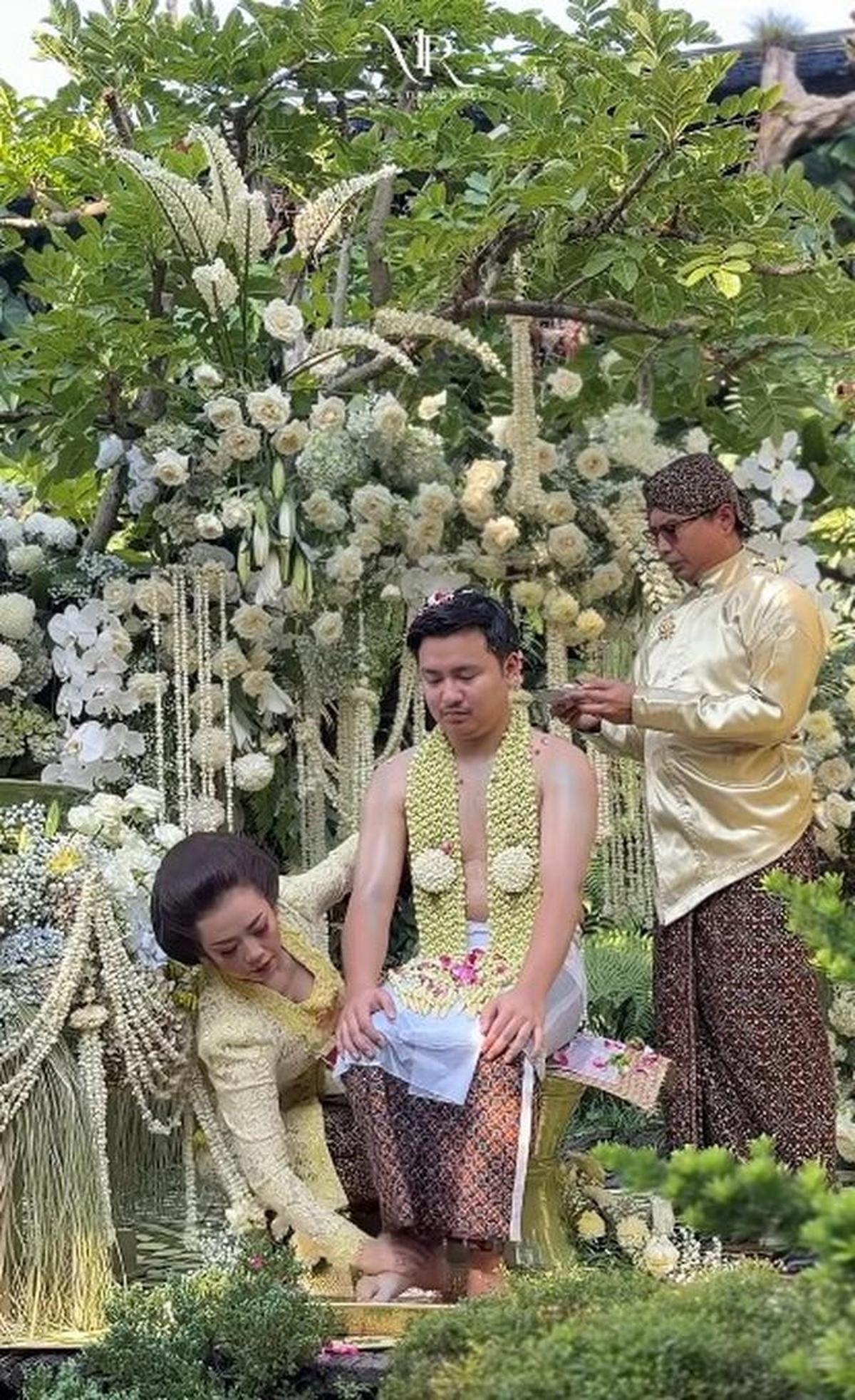 22 Potret Detail Dekorasi Siraman Pernikahan Putra Soimah dengan Adat Jawa yang Mewah dan Sakral