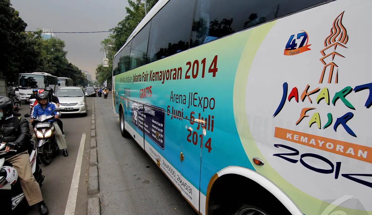  Keenam shuttle bus itu, yaitu di parkir IRTI Monas, Mangga Dua Square, Rusunawa Kemayoran, Stasiun KA Kemayoran, dan Hotel Holiday Inn, Jakarta, Rabu (11/6/2014) (Liputan6.com/Faizal Fanani)