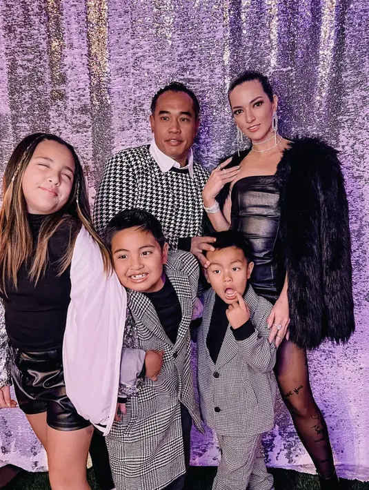 Mengenakan celana pendek kulit, berpadu dengan cardigan putihg, gayanya begitu stylish hadirkan pesona teenager yang kreatif dan seru. [Foto: Instagram/ Nia Ramadhani]