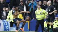 Iwobi merayakan gol ke gawang Everton (Reuters)