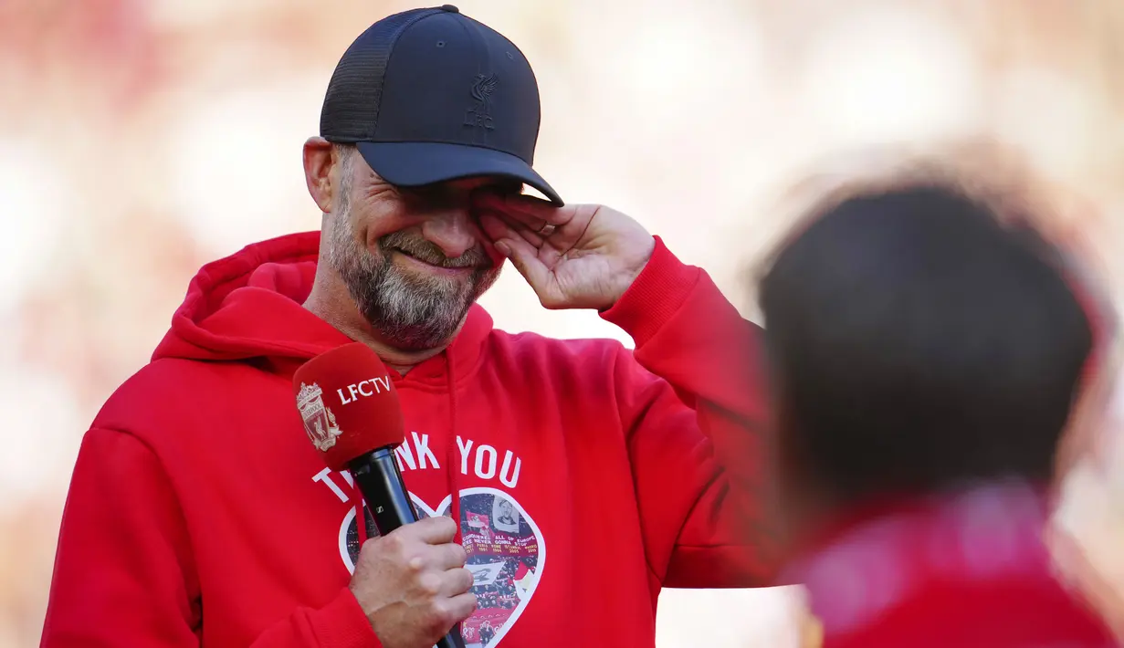 Pelatih Liverpool, Jurgen Klopp, tak kuasa menahan air mata saat seremoni perpisahan setelah laga melawan Wolverhampton Wanderers pada pekan terakhir Liga Inggris di Stadion Anfield, Minggu (19/05/2024). (AP Photo/Jon Super)