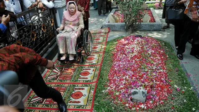 20150804-Milad Gus Dur, Keluarga Lakukan Ziarah Bersama-Jatim