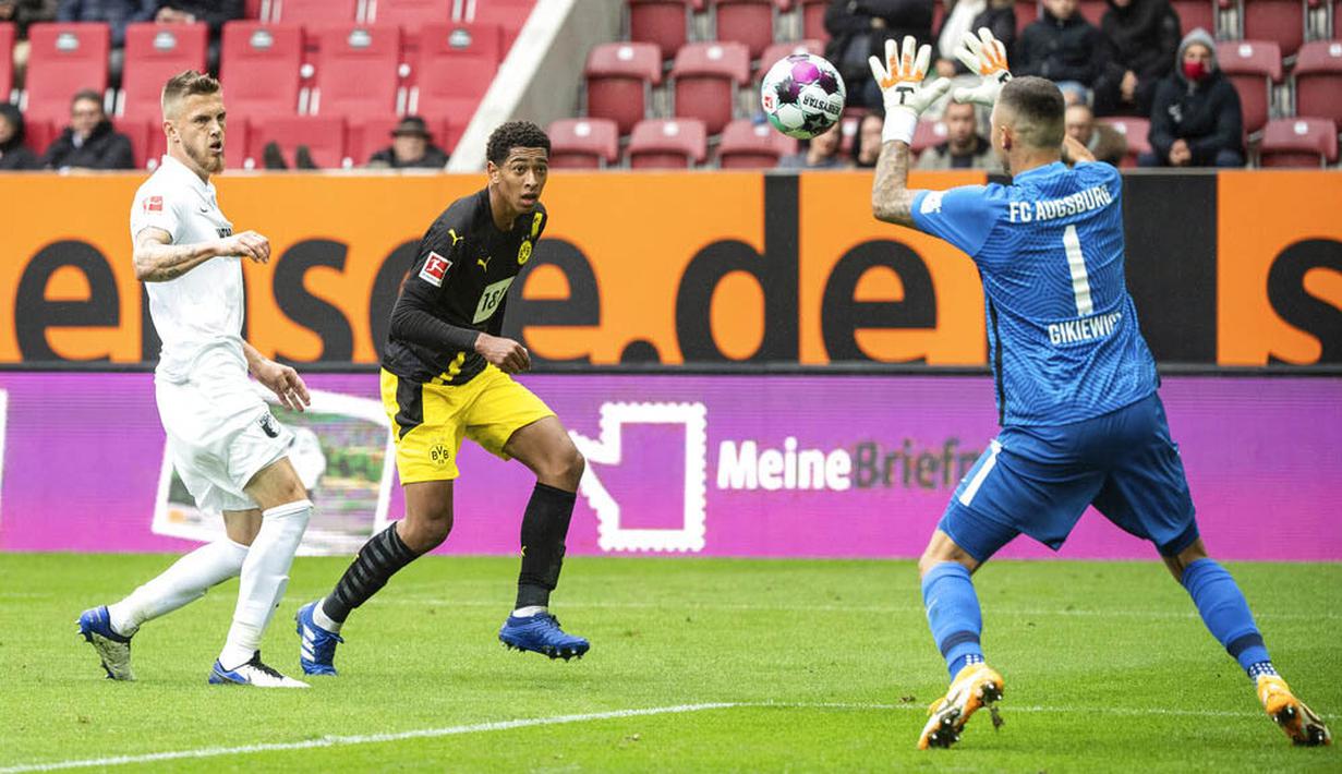 Kiper Augsburg, Rafal Gikiewicz, menangkap bola saat melawan  Borussia Dortmund pada laga Bundesliga, Minggu (27/9/2020). Augsburg menang dengan skor 2-0. (Matthias Balk/dpa via AP)