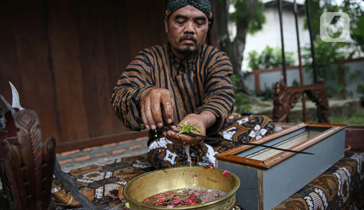 Nasip Hadi Prayitno (51) melakukan ritual jamasan atau pencucian keris di Museum Pusaka TMII, Jakarta, Kamis (20/8/2020). Pencucian keris bertujuan membersihkan karat dari badan keris. (Liputan6.com/Faizal Fanani)