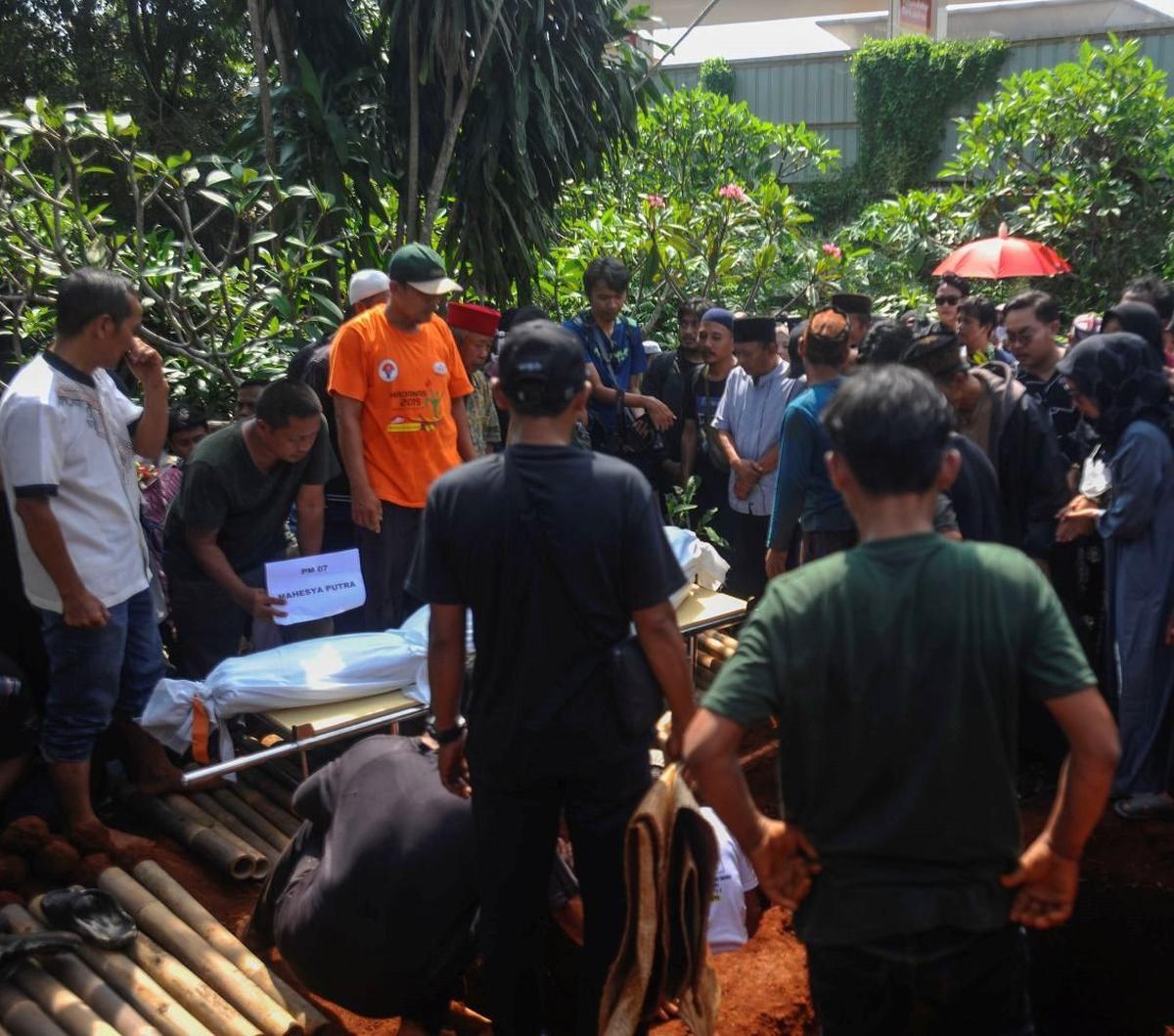 Setelah dibawa ke rumah duka dan disalatkan di musala, jenazah kemudian dimakamkan di komplek pemakaman yang berada tak jauh dari rumah duka keluarga.&nbsp;Foto: merdeka.com / Arie Basuki