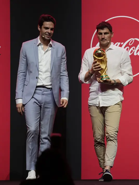 Mantan pemain Brasil Kaká (kiri) dan mantan kiper Spanyol Iker Casillas membawa trofi Piala Dunia FIFA Qatar selama Tur Trofi oleh Coca-Cola dimulai hari ini dengan acara pemberhentian pertama di Dubai, Uni Emirat Arab, Kamis (12/5/2022). (AP Photo/Kamran Jebreili)