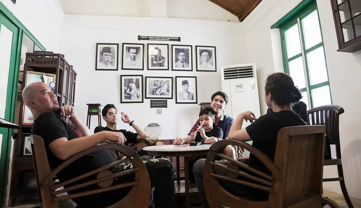 Museum ini juga disebut dengan Rumah Peneleh. Ahmad Dhani mengajak anak-anaknya napak tilas di rumah bersejarah tersebut. Mereka juga tampak berfoto di sebuah kursi yang ditata melingkar bak tengah berdiskusi. Terdapat pula beberapa foto tokoh-tokoh pahlawan nasional di dinding. (Liputan6.com/IG/@elelrumi)