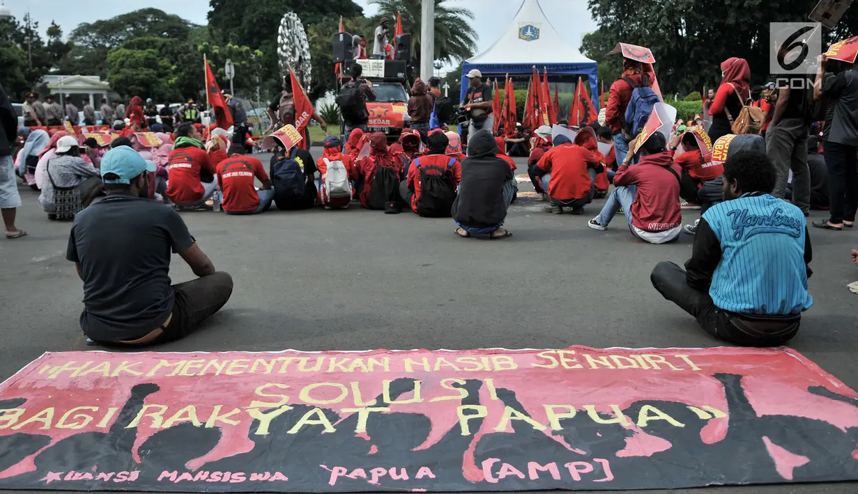 Massa yang tergabung dalam Komite 1 Mei Untuk Kemerdekaan, Kesejahteraan, dan Kesetaraan (KOMITMEN) saat menggelar aksi Peringatan 20 Tahun Reformasi di depan Istana Merdeka, Jakarta, Minggu (20/5). (Merdeka.com/Iqbal S Nugroho)
