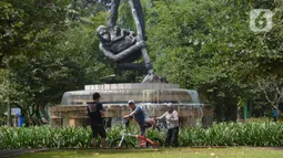 Pengunjung bersepeda di Taman Marga Satwa Ragunan, Jakarta  Sabtu (13//3/2021). Pengunjung dibolehkan masuk Taman Marga Satwa Ragunan dengan kapasitas 50 persen dari kapasitas normal. (merdeka.com/Imam Buhori)