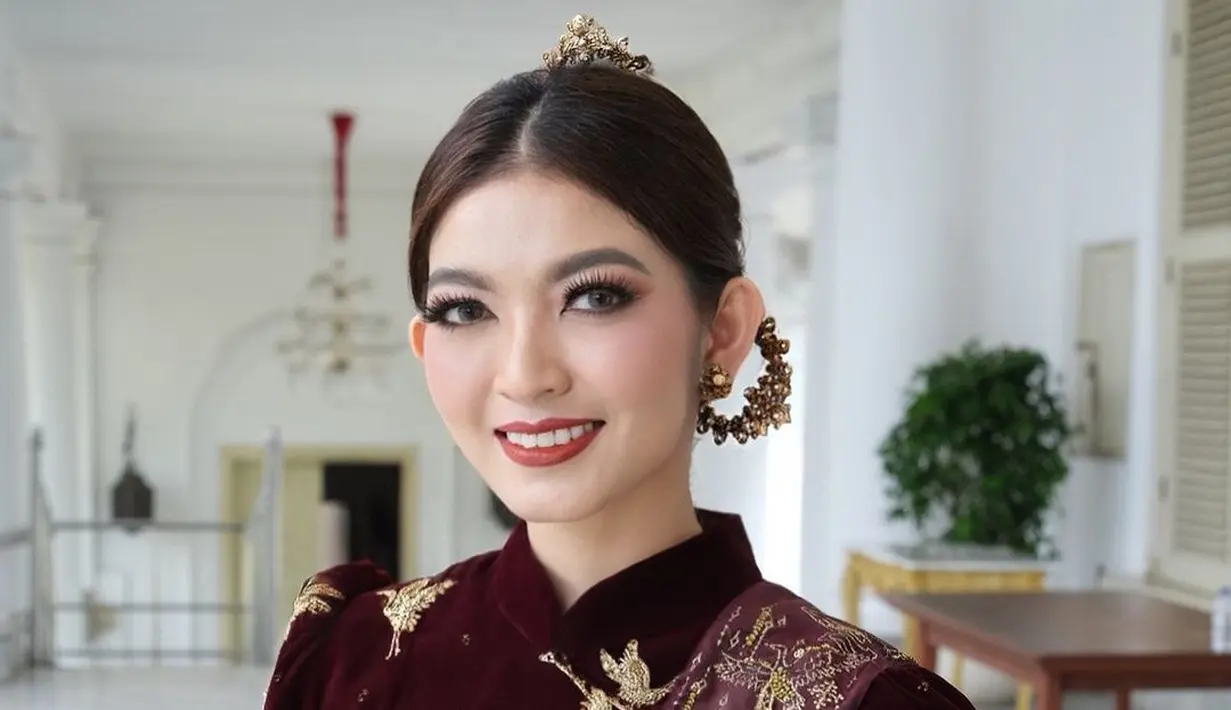 Tiru gaya Selvi Ananda yang tampil dengan smokey eye look dan lipstik deep reed yang memesona. [@rama_jee].