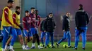 Para pemain harus serius sejak sesi latihan. Maka dari itu wajah dari Xavi terlihat begitu serius. Sebab, Xavi ingin memberi kesempatan turun pada pemain, berdasarkan performa mereka saat latihan. (AFP/Josep Lago)