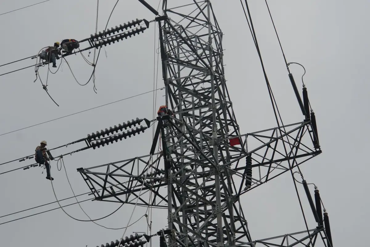 PLN menyalurkan listrik perdana Saluran Udara Tegangan Tinggi (SUTT) 150 kiloVolt (kV) Bangkalan-Tx. (Dok PLN)