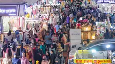 Warga berburu pakaian baru di pasar Tanah Abang, Jakarta, Sabtu (15/4/2023). (Liputan6.com/Angga Yuniar)
