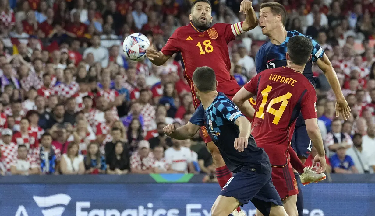 Pertandingan dilanjutkan ke babak tambahan. Di babak tambahan, kedua tim juga belum bisa mencetak gol. Dan akhirnya dilakukan adu penalti. (AP Photo/Martin Meissner)