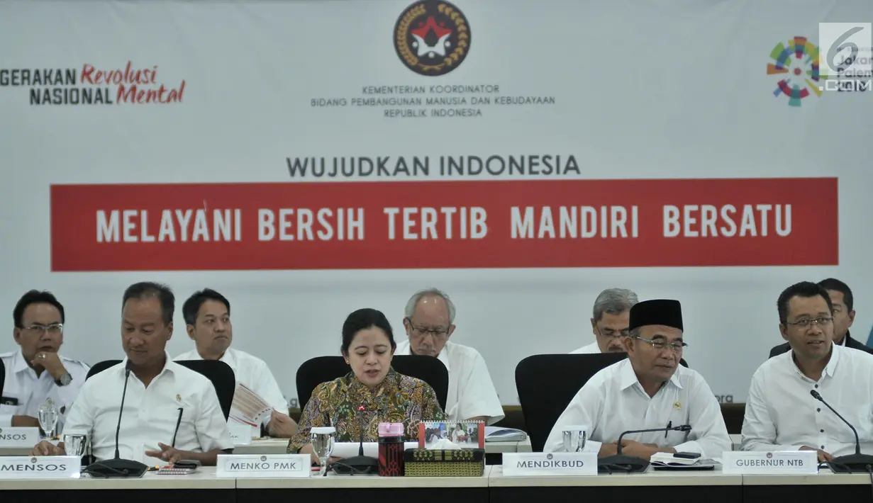 Menko PMK Puan Maharani didampingi Mensos Agus Gumiwang, Mendikbud Muhadjir Effendy, dan Gubernur NTB Zulkieflimansyah saat memimpin rapat tentang Percepatan Pemulihan Pasca Gempa Bumi NTB, Jakarta, Senin (12/11). (Merdeka.com/ Iqbal S. Nugroho)