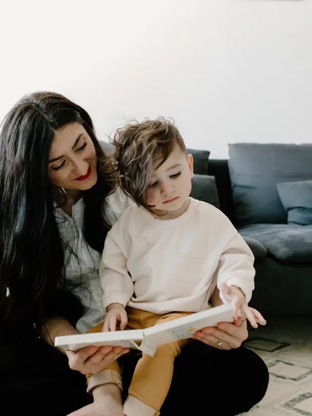 Ibu dan anak membaca buku
