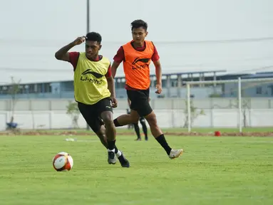 Skuad Timnas Indonesia U-22 telah tiba di Kamboja sejak Selasa (25/4/2023). Tim asuhan Indra Sjafri mulai berlatih keesokan harinya di The Dream Visakha Training Camp, Phnom Penh, Kamboja, yang menjadi tempat latihan salah satu klub di Liga Kamboja, Viskaha FC. Dengan kualitas rumput terbaik, The Dream Visakha Training Camp menjadi fasilitas terbaik dalam 3 edisi terakhir SEA Games yang diikuti manajer tim Sumardji. Timnas Indonesia U-22 pun menatap laga pertama menghadapi Filipina dengan keyakinan tinggi dengan menggelar latihan terakhir pada Jumat (28/4/2023). Seperti apa suasana latihannya? Berikut beberapa penampakannya. (Dok. PSSI)