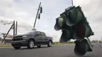 Kendaraan melintasi lampu lalu lintas yang tergantung di kabel setelah terjangan Badai Ida di LaPlace, Louisiana, Senin (30/8/2021). Badai Ida ini sebagai salah satu badai paling kuat yang pernah melanda Amerika Serikat. (AP Photo/Steve Helber)