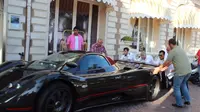 Setelah didorong beberapa meter sambil mencoba dihidupkan, mesin Pagani Zonda itupun akhirnya menyala.