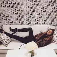 Gigi Hadid berbaring di tumpukan namanya. (Instagram/gigihadid)