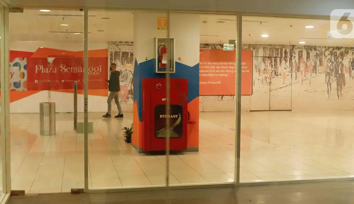 Seorang pria mengunjungi Plaza Semanggi, Jakarta, Senin (13/6/2022). Plaza Semanggi yang merupakan salah satu pusat perbelanjaan legendaris di DKI Jakarta dan sempat menjadi tempat nongkrong favorit kaum muda-mudi ini tampak sepi seolah tak berpenghuni. (Liputan6.com/Heman Zakharia)