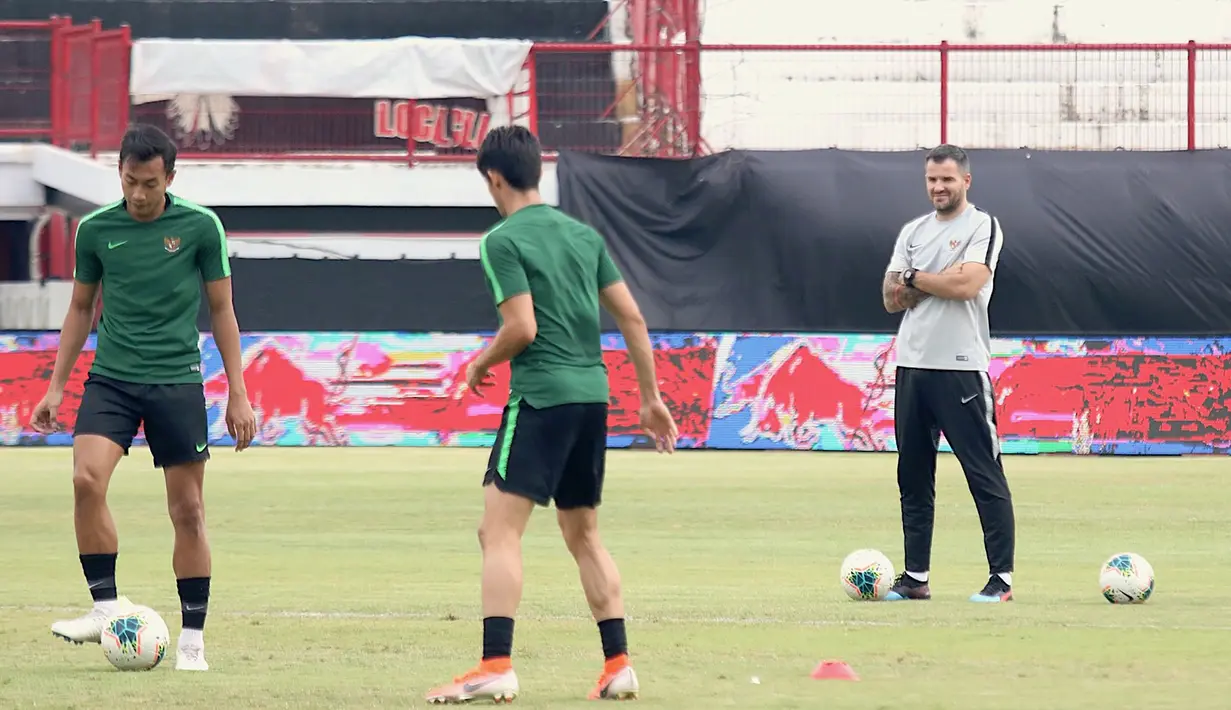 Pelatih Timnas Indonesia, Simon McMenemy, mengamati anak asuhnya saat latihan di Stadion I Wayan Dipta, Bali, Senin (14/10). Latihan ini persiapan jelang laga Kualifikasi Piala Dunia 2022 melawan Vietnam. (Bola.com/Aditya Wany)