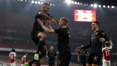 Striker Manchester City, Gabriel Jesus (kiri), melakukan selebrasi usai mencetak gol pertama timnya ke gawang Arsenal dalam laga perempatfinal Piala Liga Inggris Carabao Cup di Emirates Stadium, London, Selasa (22/12/2020). Manchester City menang 4-1 atas Arsenal. (AFP/Adrian Dennis)