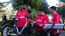 Asst Director of marketing United Bike Firman Candra Perdana, Asst Director of Production William Suryadi dan Operation Manager Frans Suryadi saat menunjukan Sepeda MTB tipe Clovis edisi khusus G20 pada kegiatan bersepeda bersama Gubernur DKI Jakarta dan para Duta Besar negara anggota G20 di Jakarta, Jumat (3/6/2022). (Liputan6.com/Angga Yuniar)