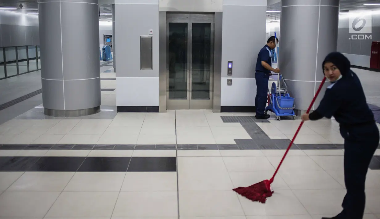 Petugas kebersihan mengepel lantai di Stasiun Mass Rapid Transit (MRT) Bundaran HI, Jakarta, Rabu (20/2). Pembangunan MRT Jakarta Fase I sudah mencapai 98,59 persen. (Liputan6.com/Faizal Fanani)