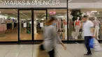 Orang-orang berjalan melewati cabang Marks and Spencer di London, Selasa (18/8/2020). Peretail Inggris, Marks & Spencer pada Selasa (18/8) mengumumkan rencananya untuk memangkas 7.000 pekerja dalam tiga bulan ke depan di tengah pandemi COVID-19. (AP Photo/Kirsty Wigglesworth)