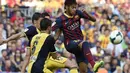 Penyerang Barcelona, Neymar da Silva Santos (kanan) mencoba lolos dari kepungan pemain Atletico Madrid di laga terakhir La Liga Spanyol musim 2013-2014 di stadion Camp Nou, Barcelona, (18/5/2014). (AFP PHOTO/Lluis Gene)