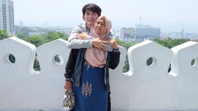 6 Potret Kebersamaan Rizki D’Academy dan Ibundanya, Penuh Kehangatan