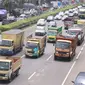 Sejumlah truk melintasi ruas jalan tol Tangerang-Jakarta, Kota Tangerang, Banten, Rabu (2/3/2022). Asosiasi Pengusaha Indonesia (Apindo) mengusulkan pemberlakuan penuh kebijakan bebas truk kelebihan muatan (over dimension overload/ODOL) diundur menjadi tahun 2025. (Liputan6.com/Angga Yuniar)