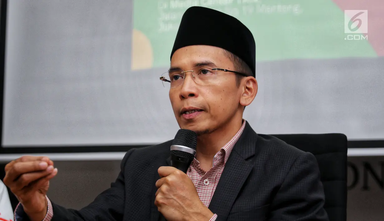 Mantan Gubernur Nusa Tenggara Barat Tuan Guru Bajang Zainul Majdi memberi penjelasan saat menjadi narasumber dalam diskusi di Jakarta, Kamis (7/2). Diskusi tersebut terkait Gerakan Menangkal Fitnah dan Hoax seputar agama. (Liputan6.com/Johan Tallo)