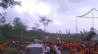 Massa menggeruduk lahan yang disengketakan warga dengan PTPN IX. (Foto: Liputan6.com/STAM Cilacap/Muhamad Ridlo)