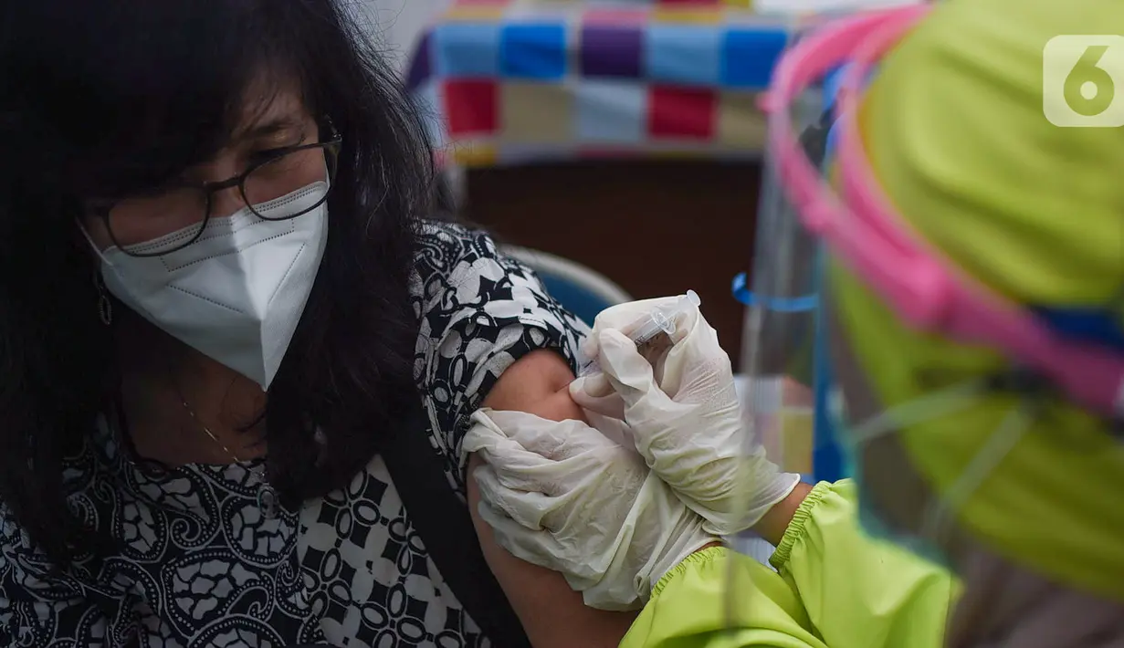 Petugas medis menyuntikan vaksin Covid-19 ke dokter di Puskesmas Cengkareng, Jakarta Barat, Selasa (9/2/2021). Kementerian Kesehatan memulai vaksinasi Sinovac untuk tenaga kesehatan di atas 60 tahun setelah BPOM mengeluarkan izin penggunaan vaksin untuk lansia. (Liputan6.com/Fery Pradolo)