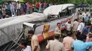 Warga India berkumpul untuk menyaksikan lokasi runtuhnya material jalan layang di kota Varanasi, Selasa (15/5). Operasi penyelamatan terus berlanjut karena diduga masih banyak yang terperangkap tetapi jumlah dan kondisi mereka tidak diketahui. (AFP Photo)