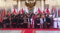 Presiden Jokowi bersama sejumlah tamu undangan saat Upacara Peringatan Hari Lahir Pancasila di Gedung Pancasila Kementerian Luar Negeri. (Liputan6,com/Lizsa Egeham)