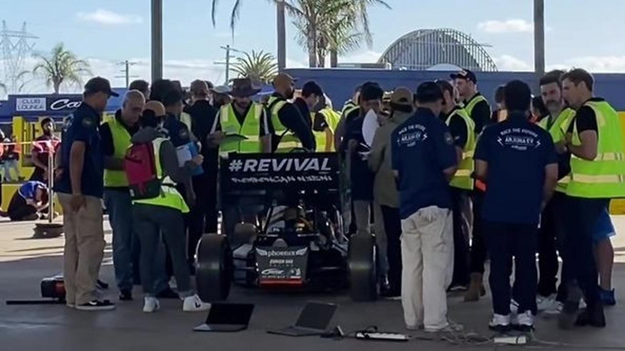 Inpeksi selanjutnya, Phoenix: AF-04 tampak mengikuti “EV Inspection” yang dilakukan dengan dua tahap. Tim Arjuna EV UGM tampak lulus, karena mendapat&nbsp;stiker tanda validasi.<br>