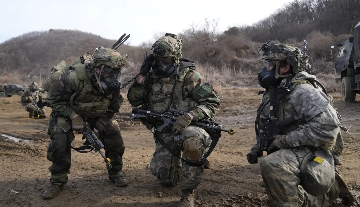 Latihan Korea Selatan-AS mencakup simulasi komputer dan beberapa latihan lapangan gabungan. Pejabat Korea Selatan mengatakan latihan lapangan akan kembali ke skala pelatihan lapangan terbesar sekutu sebelumnya yang terakhir diadakan pada tahun 2018. (AP Photo/Lee Jin-man)