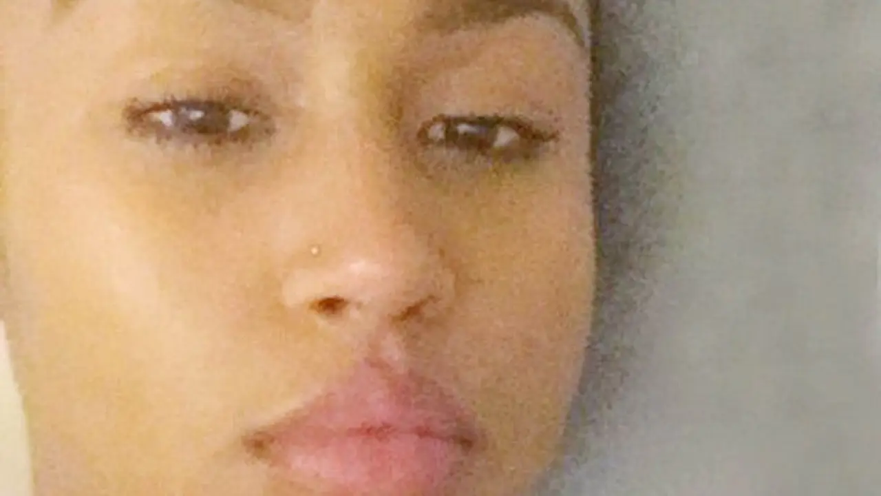 [Bintang] Bukan Wajah, Bayangan Cewek Ini Mirip Rihanna