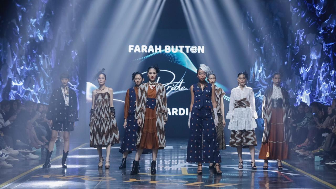 Farah Button Pride by Sutardi