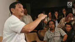 Menko Bidang Kemaritiman Luhut Binsar Pandjaitan memberi keterangan pers menjelang pengumuman hasil Pemilu 2019 di Hotel Akmani Jakarta, Senin (20/5/2019). Menko Luhut mengatakan pemerintah tetap menjalankan aturan sesuai dengan perundang-undangan yang berlaku. (Liputan6.com/Johan Tallo)