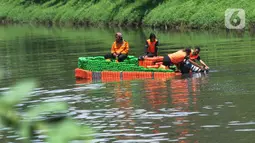 Perahu botol bekas plastik untuk operasi bersih sampah di aliran Kanal Banjir Timur kecamatan Duren Sawit. (merdeka.com/Imam Buhori)