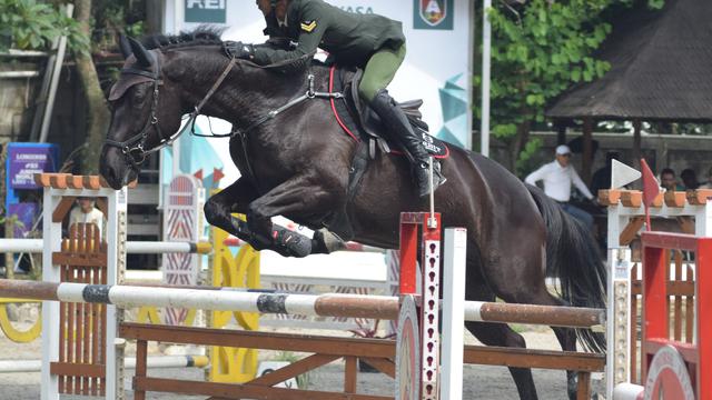 Prajurit TNI Sertu Riko Ganda Febryyanto berhasil menjadi juara pada kejuaraan berkuda (Equistrian) Arthayasa Open 2024